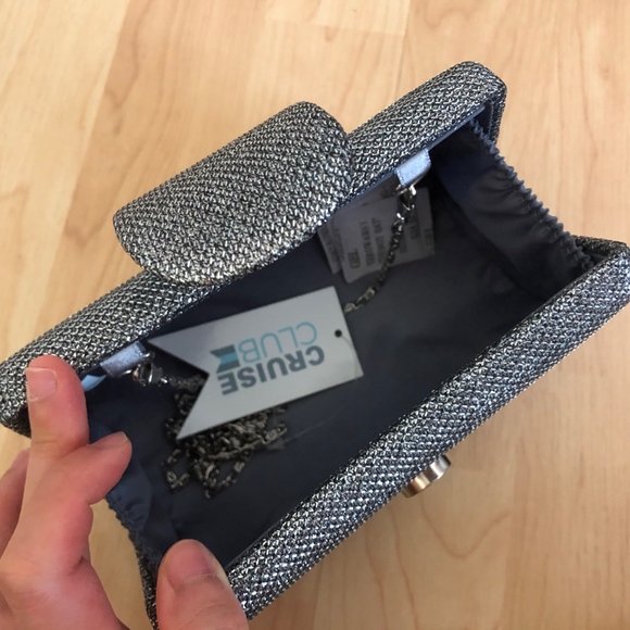 Cruise Club NWT Silver Metallic clutch - Picture 3 of 4